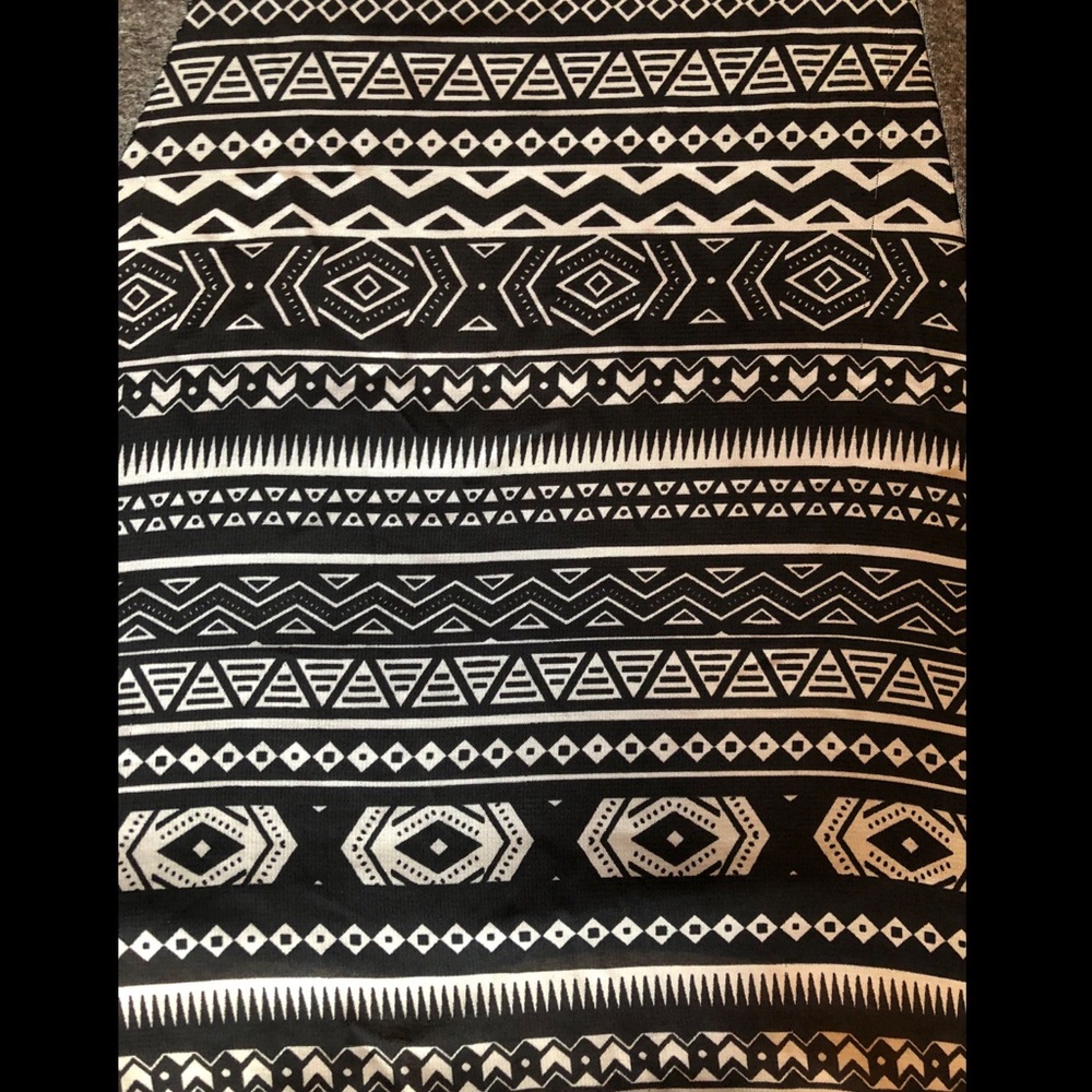 Grey High-Low Style Top W/Aztec Pattern Sheer Back - Picture 3 of 4